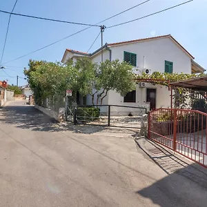 Apartment And Ruza, Trogir